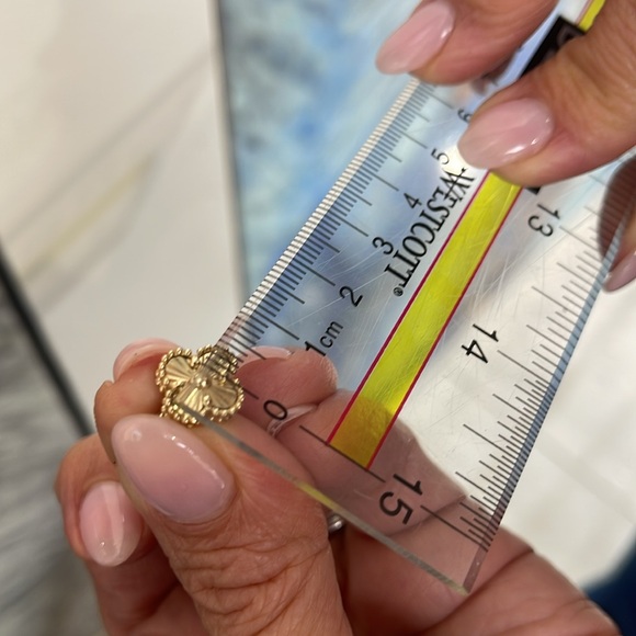 Gold clover earrings - Picture 7 of 8